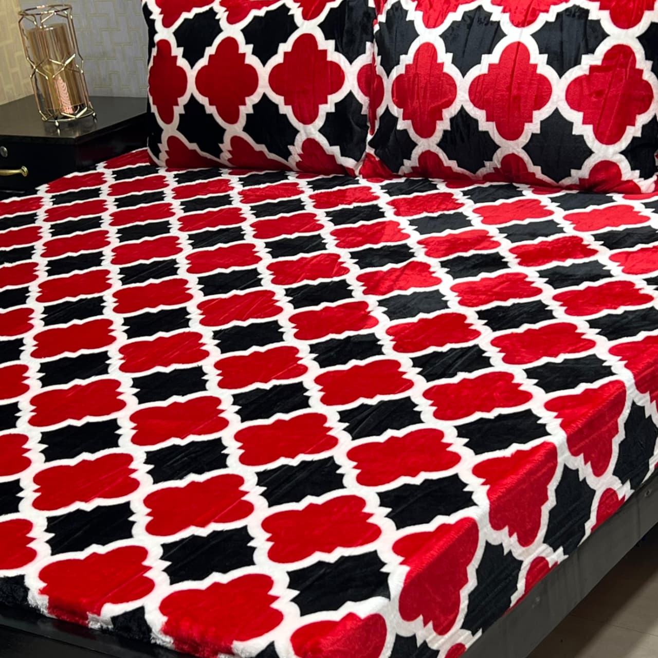 Luxury Soft Fleece Bedsheet Set – Scarlet Noir Leafs